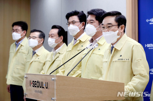 ▲ 이동진(오른쪽) 도봉구청장을 비롯한 서울시 각 구청장들이 14일 오전 11시 서울시청 브리핑룸에서 '박원순 시장의 궐위에 따른 서울시 구청장협의회 입장문'을 발표 중인 모습. ⓒ뉴시스