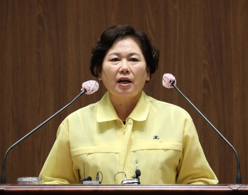 ▲ 충남도의회 김옥수 의원(비례·미래통합당)이 14일 열린 제323회 임시회 1차 본회의에서 5분 발언을 통해 충남의 하늘길을 열기 위한 도 차원의 민항유치 노력을 촉구하고 있다.ⓒ충남도의회