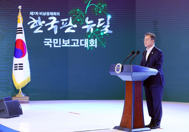 ▲ 문재인 대통령이 14일 청와대 영빈관에서 열린 한국판 뉴딜 국민보고대회(제7차 비상경제회의)에 참석해 발언하고 있다. ⓒ뉴시스