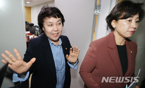 ▲ 정춘숙 더불어민주당 의원(왼쪽)과 남인순 민주당 의원이 지난 2018년 국회에서 안희정 전 충남지사 성추문 관련 젠더특별대책TF 회의 후 문을 나서는 모습. ⓒ뉴시스
