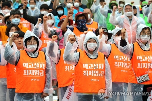 ▲ 지난 13일 오후 민주노총 조합원들이 정부세종청사 앞에서 '최저임금 삭감안을 폐기하라'는 취지의 집회를 열었다. ⓒ연합뉴스