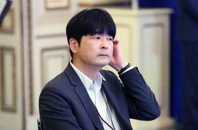 ▲ 탁현민 청와대 의전비서관이 14일 청와대 영빈관에서 열린 한국판 뉴딜 국민보고대회(제7차 비상경제회의)에 참석해 문재인 대통령의 기조연설을 듣고 있다. ⓒ뉴시스