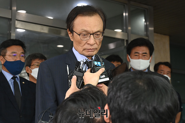 ▲ 질문한 기자들을 쏘아보고 있는 이해찬 더불어민주당 대표. ⓒ뉴데일리 DB