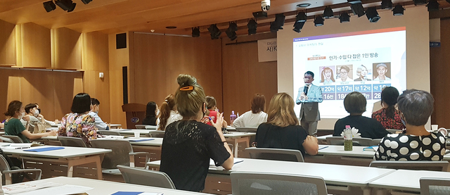 ▲ 신성수 대표는 “남성들의 미용에 대한 관심도가 증대하면서 남성 활용자가 많은 유튜브 플랫폼의 역할이 커지고 있는 상황에, 유튜브를 적절히 마케팅에 이용한다면 실질적 수익 창출로 이어질 것”이라고 강의하며 참가자들과 직접 유튜브 콘텐츠 제작 등의 수업을 진행했다.ⓒDGB대구은행