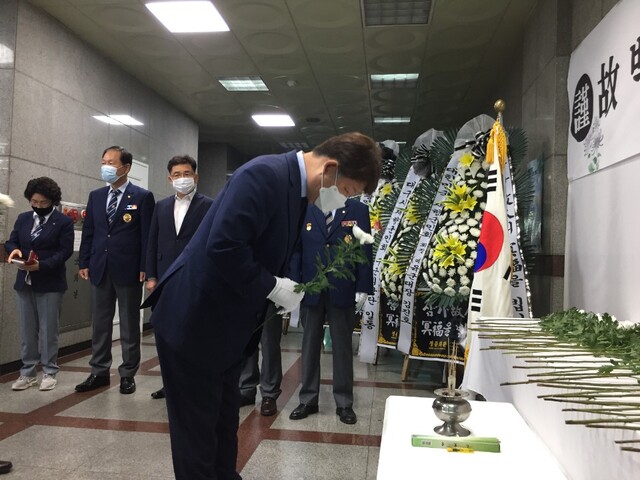 ▲ 권영진 대구시장은 지난 13일 오후 달서구 용산동의 향군회관에 마련된 고 백선엽 장군 분향소를 찾아 조문했다.ⓒ대구시