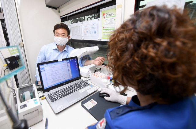 ▲ 이철우 경북도지사가 14일 도청 본관 앞마당에서 열린 안정적 혈액수급과 생명나눔 실천을 위한 공직자 사랑 헌혈운동에 동참했다.ⓒ경북도