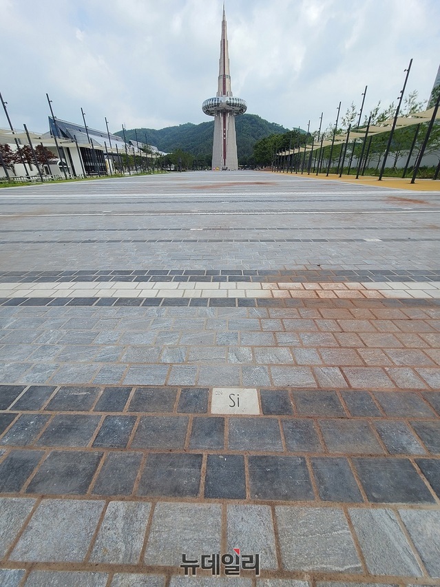 ▲ 신세계건설이 대전 엑스포 한빛탑 앞 광장 바닥을 수입산 돌로 시공했다.ⓒ김정원 기자