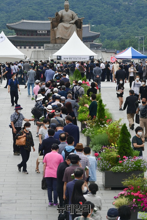 ▲ 시민들이 14일 오후 서울 광화문광장에 마련된 백선엽 장군 시민분향소에서 긴 줄을 선 채 조문을 기다리고 있다. ⓒ정상윤 기자