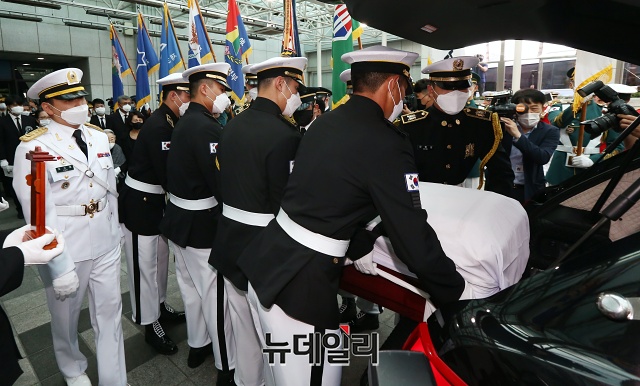 ▲ 15일 서울 송파구 서울아산병원 장례식장에서 열린 고(故) 백선엽 장군의 영결식을 마친 뒤 국군 의장대가 장례차량으로 운구하고 있다. ⓒ사진공동취재단