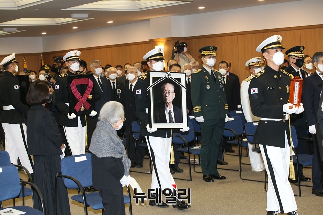 ▲ 15일 오전 진행된 백선엽 장군의 영결식에는 정경두 국방부 장관, 민홍철 국방위원장, 로버트 에이브럼스 한미연합사령관 겸 주한미군사령관 등을 비롯해 김유근 국가안보실 1차장, 미래통합당 김종인 비상대책위원장과 주호영 원내대표, 이종배 정책위의장, 김선동 사무총장 등이 자리했다. ⓒ사진공동취재단