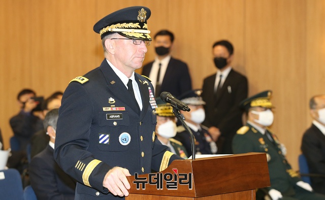 ▲ 15일 서울 송파구 서울아산병원 장례식장에서 열린 고(故) 백선엽 장군의 영결식에서 에이브럼스 한미연합사령관이 추도사를 하고 있다. ⓒ사진공동취재단