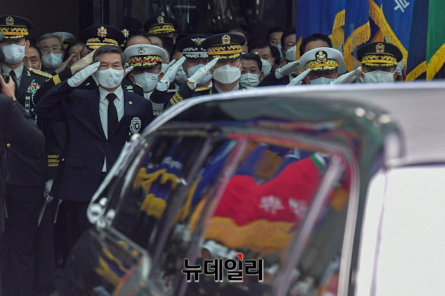 ▲ 정경두 국방부 장관을 비롯한 조문객들이 떠나는 운구차량에 경례를 하고 있다. ⓒ권창회