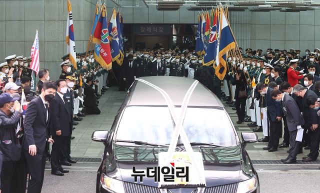 ▲ 15일 서울 송파구 서울아산병원 장례식장에서 열린 고(故) 백선엽 장군의 영결식을 마친 뒤 정경두 국방부 장관과 지휘관들이 떠나는 고인을 향해 경례를 하고 있다. ⓒ사진공동취재단