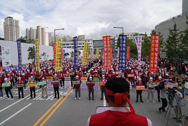 ▲ 시설물유지관리업계 전국 사업자 2200여명이 15일 정부세종청사 앞에서 업종 폐지 철회를 촉구하는 대규모 집회를 개최하고 있다.ⓒ대한시설물유지관리협회