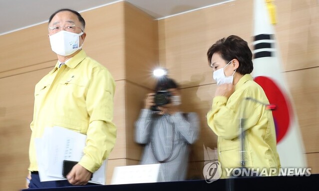 ▲ 6·17 부동산 정책 후속 대책 발표 마친 홍남기 부총리(왼쪽)와 김현미 국토부 장관.ⓒ연합뉴스
