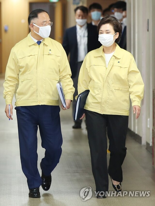 ▲ 홍남기 경제부총리(왼쪽)와 김현미 국토교통부 장관.ⓒ연합뉴스