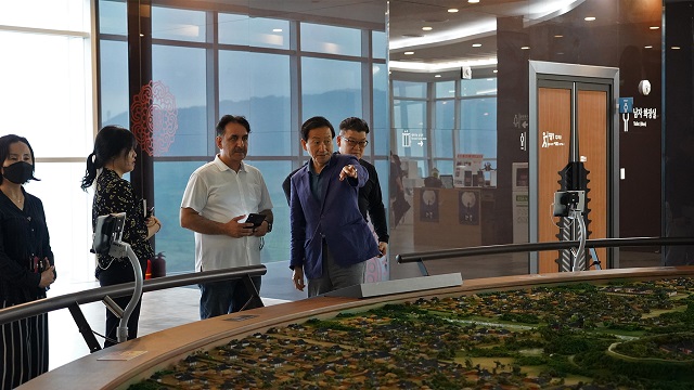 ▲ 유스프 샤리프조다 대사 일행은 경주타워에서 류희림 사무총장에게 신라왕경에 대해 설명을 듣고 있다.ⓒ경주엑스포