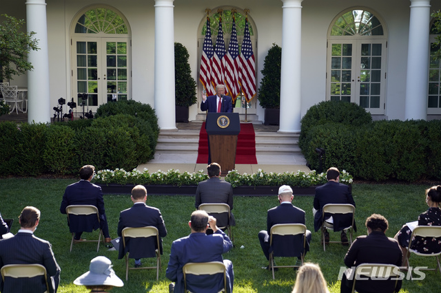 ▲ [워싱턴=AP/뉴시스] 도널드 트럼프 미국 대통령이 14일(현지시각) 워싱턴 백악관 로즈가든에서 기자회견을 하고 있다. 트럼프 대통령은 이 자리에서 홍콩에 대한 특별지위 박탈 행정명령과 중국 관리 제재 법안에 서명했다고 밝혔다. 그는 