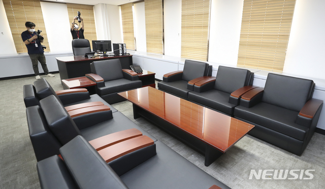 ▲ 고위공직자범죄수사처(공수처)법 시행일인 15일 경기 과천 정부과천청사에 차려진 공수처장 사무실이 언론에 공개되고 있다. ⓒ뉴시스