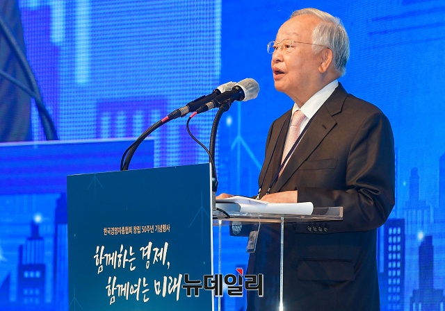 손경식 한국경영자총협회장이 15일 서울 중구 호텔신라에서 열린 50주년 기념식에서 기념사를 하고 있다. ⓒ권창회 기자
