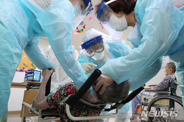 ▲ 성동구 관계자가 14일 건강취약 어르신들의 검체를 채취하고 있다. ⓒ뉴시스