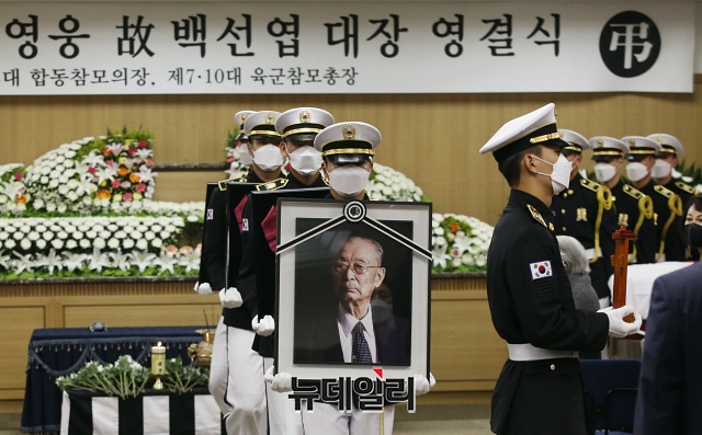 ▲ 백선엽 장군 운구행렬이 15일 오전 서울 송파구 서울아산병원 장례식장에서 거행된 영결식을 마치고 운구차량으로 이동하고 있다. 이날 더불어민주당 지도부는 이해찬 대표와 김태년 원내대표를 비롯해 전원 불참했다. ⓒ사진공동취재단