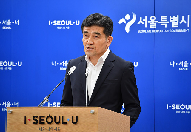 ▲ 15일 입장문을 발표 중인 황인식 서울시 대변인. ⓒ서울시 제공