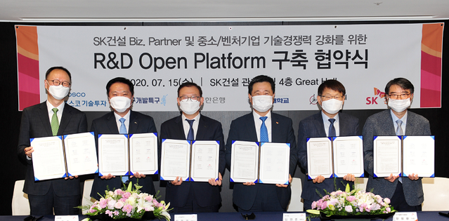▲ (왼쪽부터) 황규진 기술과가치 부사장, 최동욱 신한은행 부행장, 심동욱 포스코기술투자 대표, 임영문 SK건설 사장, 양성광 연구개발특구진흥재단 이사장, 김기수 홍익대학교 부총장이 지난 15일 서울 종로구 관훈사옥에서 협약식을 개최하고 기념촬영을 하고 있다. ⓒ SK건설