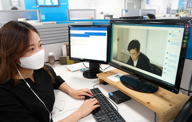 ▲ 삼성디스플레이 직원이 사내에서 라이브 방송으로 진행된 간담회에 참여하고 있는 모습. ⓒ삼성디스플레이