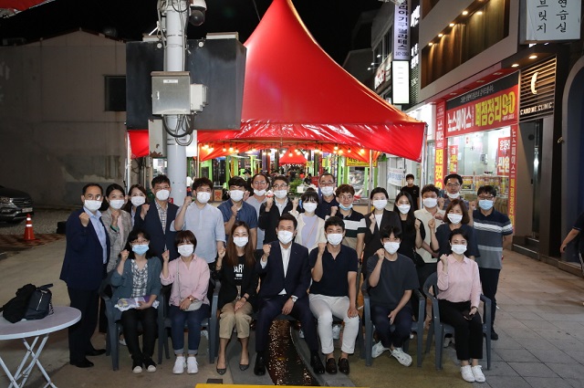 ▲ 이강덕 시장은 영일만 야시장 직원들과 현장토크를 마치고 기념찰영을 하고 있다.ⓒ포항시