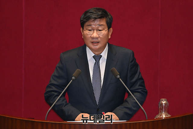 ▲ 국회 정보위원회 위원장으로 선출된 전해철 더불어민주당 의원이 16일 오전 국회 본회의장에서 열린 제380회국회(임시회) 제1차 본회의에서 당선인사를 하고 있다. ⓒ박성원 기자