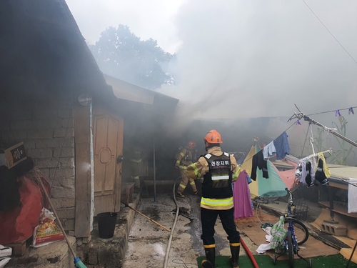 ▲ 지난 11일 오후 1시 45분쯤 세종시 연서면의 한 단독 주책에서 화재가 발생해 소방대원들이 진화작업을 벌이고 있다. 이 불로 5살과 7살의 어린 두 자매가 숨졌다.ⓒ세종소방본부