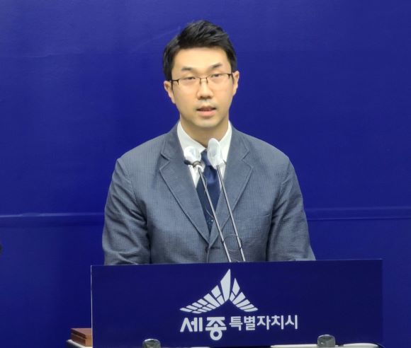 ▲ 세종시 우정훈 교통과장이 16일 정례브리핑을 통해 “포스트 코로나 시대에 대비한 교통수단으로 공유 전동킥보드 등을 도입키로 했다”고 밝히고 있다.ⓒ세종시