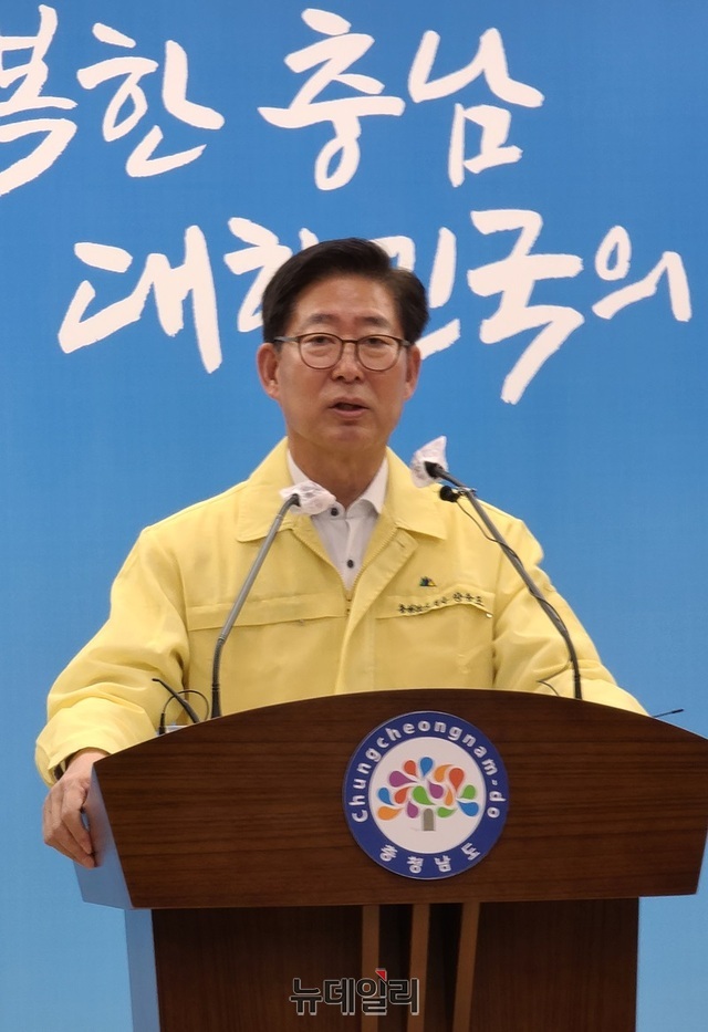 ▲ 양승조 충남도지사가 16일 도청 프레스센터에서 ‘당진‧평택항’ 매립지 관할권 소송과 관련해 헌법재판소의 기각결정에 대한 충남도의 입장을 밝히고 있다.ⓒ김정원 기자