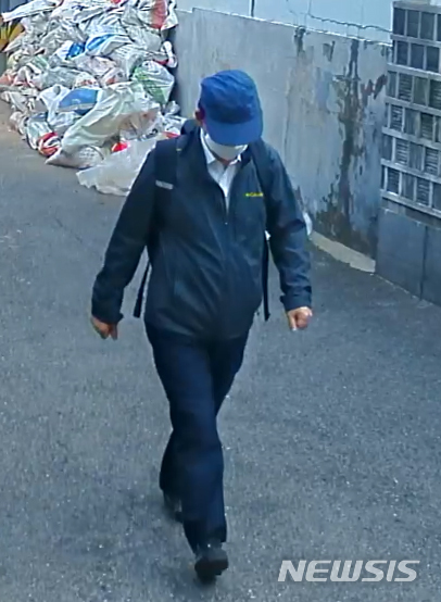 ▲ 고(故) 박원순 전 서울시장이 실종 당일인 9일 오전 공관을 나서는 모습. ⓒ뉴시스