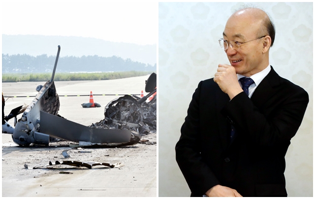 ▲ 널브러진 마린온 헬기 잔해와 김조원 청와대 민정수석. ⓒ뉴시스