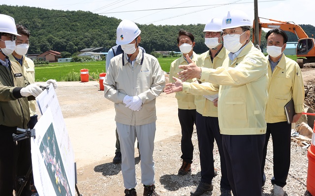 ▲ 주낙영 시장은 장마철 대비 긴급 현장 점검을 실시했다.ⓒ경주시