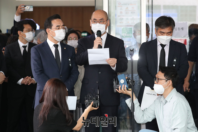 ▲ 고한석 전 서울시 비서실장(가운데)이 지난 10일 오전 박원순 서울시장의 빈소가 마련된 서울 종로구 서울대병원 장례식장 앞에서 고인의 유서를 공개하고 있다.ⓒ정상윤 기자