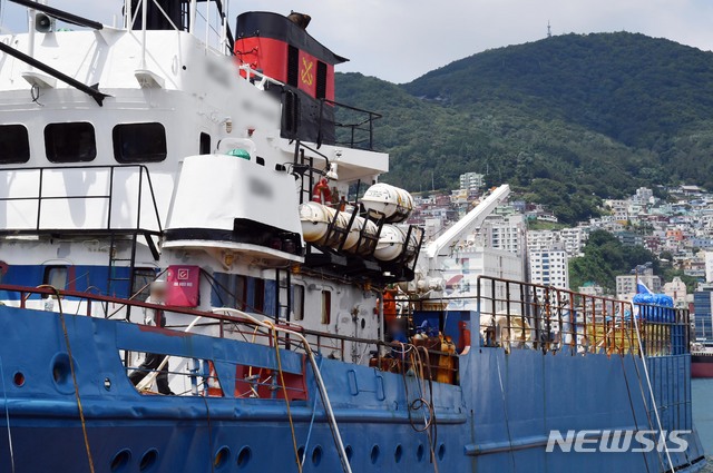 ▲ 부산 영도구의 한 수리조선소에 정박 중인 러시아 국적 어선에서 러시아인 선원 29명 중 3명이 확진 판정을 받았다. ⓒ뉴시스