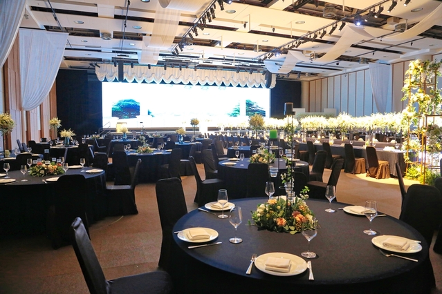 ▲ 엑스코는 시민들에게 안전 예식장을 제공하고 있어 눈길을 끌고 있다. 1000인치 초대형 LED스크린과 20미터의 대형 버진로드를 설치해 18일 처음으로 ‘안전 결혼식’을 개최할 예정이다.ⓒ엑스코