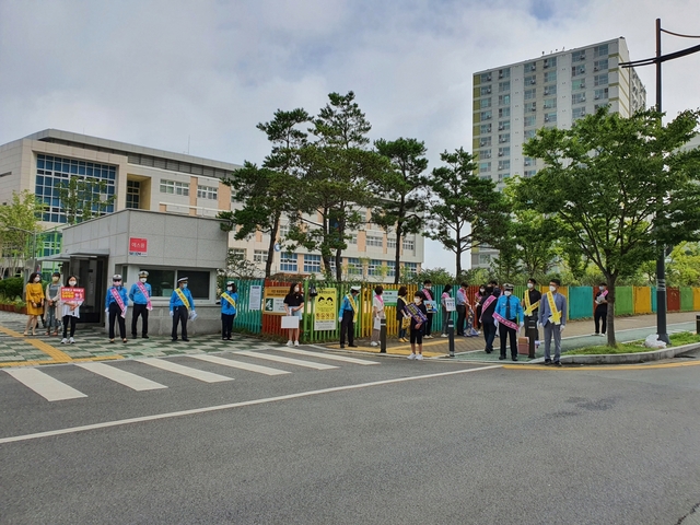 ▲ 달성군은 지난 16일 강림초등학교를 시작으로 교통사고 예방 및 안전한 통학로 조성을 위해 관내 10여 개 초등학교 주변 어린이보호구역에서 등교 시간에 맞춰 불법 주·정차 금지 캠페인을 실시한다.ⓒ달성군