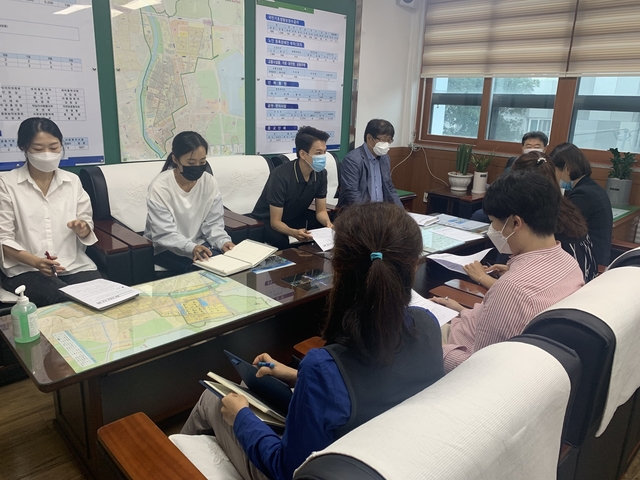 ▲ 중방동 행정복지센터에서는 지난 15일 전 직원을 대상으로 한 친절교육과 악성민원 발생과 같은 비상상황에 대응하기 위해 관내 경찰서와 합동으로 모의훈련을 실시했다.ⓒ경산시