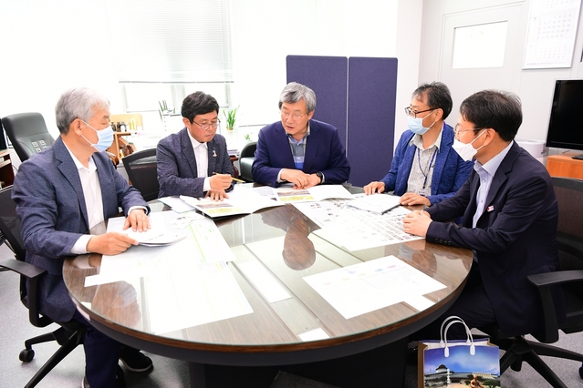 ▲ 고령군은 지난 15 기획재정부의 내년도 예산심의 일정에 맞춰 지역 현안사업의 차질 없는 추진을 위한 국비 확보를 위해 직접 기획재정부를 방문해 국비 챙기기에 나섰다.ⓒ고령군