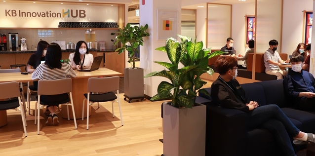 ▲ 위워크 신논현점 7층으로 이전한 KB이노베이션허브 전경.ⓒKB금융지주