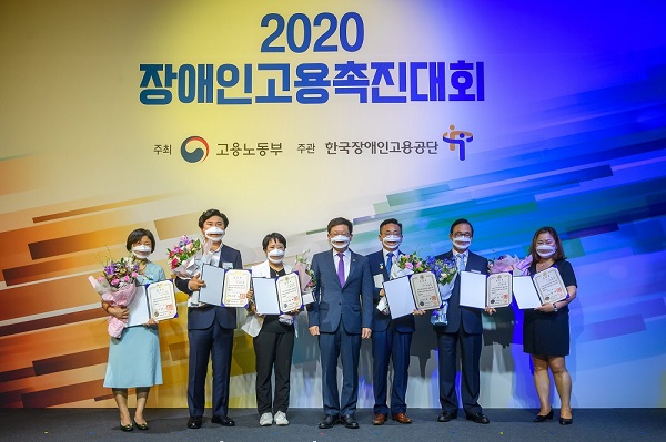 ▲ 2020 장애인고용촉진대회 국무총리 표창 수상자 단체사진ⓒ아모레퍼시픽