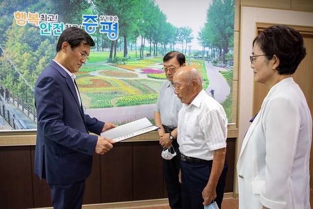 ▲ 홍성열 충북 증평군수가 17일 6·25전쟁 참전 유공자인 고 정상면 소위 유족에게 화랑무공훈장을 전수하고 있다.ⓒ증평군