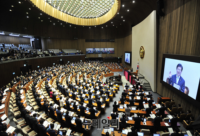 ▲ 제21대 국회의원들이 지난 16일 국회 본회의장에서 열린 제21대 국회 개원식에서 국회의원 선서를 하고 있다.ⓒ이종현 기자