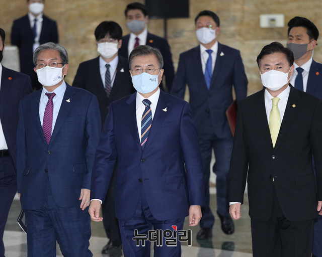 ▲ 문재인 대통령이 16일 오후 국회에서 열린 제21대 국회 개원식에서 개원연설을 하기 위해 입장하고 있다. ⓒ이종현 기자