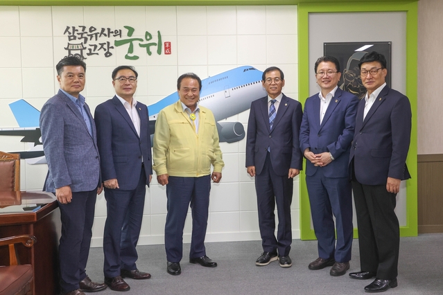 ▲ 대구시의회 장상수 의장을 비롯한 의장단이 김주수 군수를 만나 통합신공항 해결책을 논의했다.ⓒ대구시의회