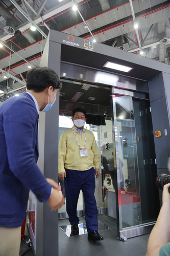 ▲ 권영진 시장이 참가업체인 덕산코트랜 부스를 찾아 시연을 해보고 있다.ⓒ대구시